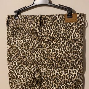 NWOT AMERICAN EAGLE CHEETAH PRINT JEANS